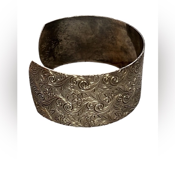 Vintage Metal Etched Cuff Bracelet. Pre owned. Shows wear. See photo - Picture 2 of 3